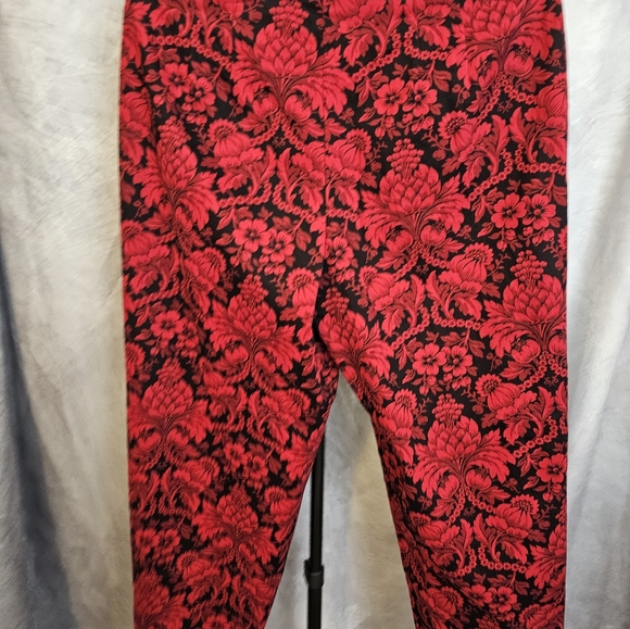 Women's Patterned Capris - Picture 4 of 4